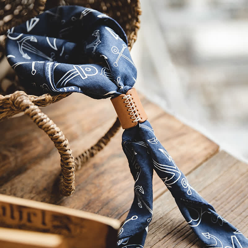 Marineblaues quadratisches Tuch mit Lederschalschnalle