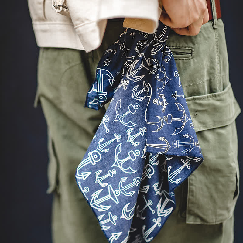 Marineblaues quadratisches Tuch mit Lederschalschnalle