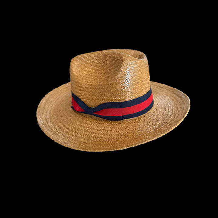 Dekorativer roter und marineblauer Cowboystrohhut mit Band