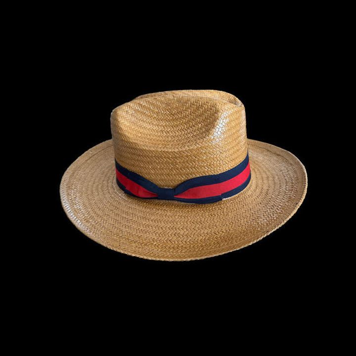 Dekorativer roter und marineblauer Cowboystrohhut mit Band