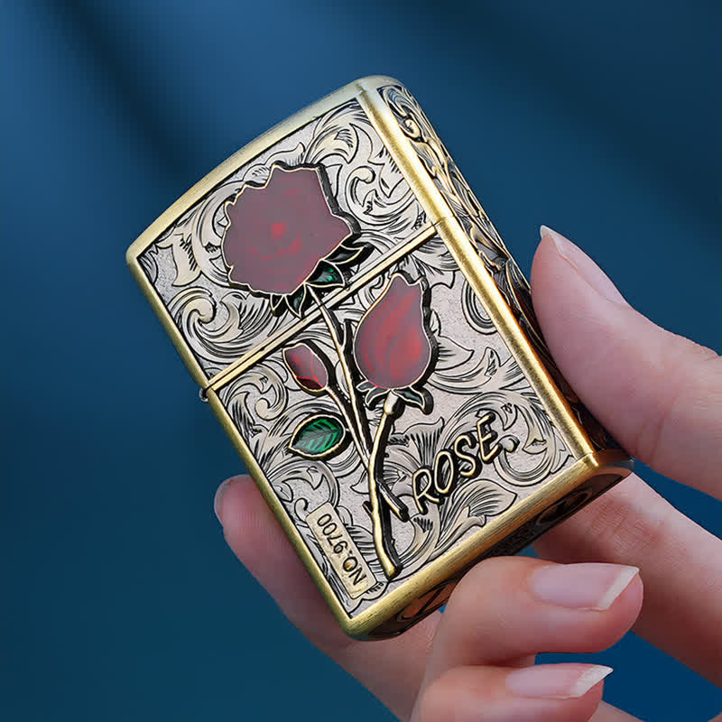 Tragbarer nachfüllbarer Kerosinfeuerzeug mit Rosenblumen