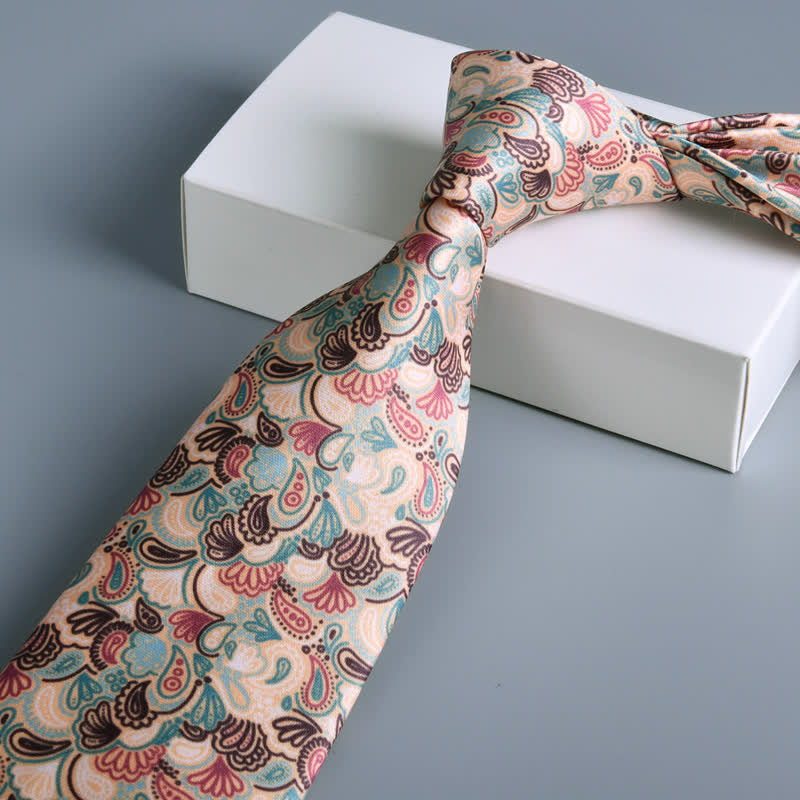 Herrenkrawatte in hellem Lachs mit kleinem Paisley-Muster