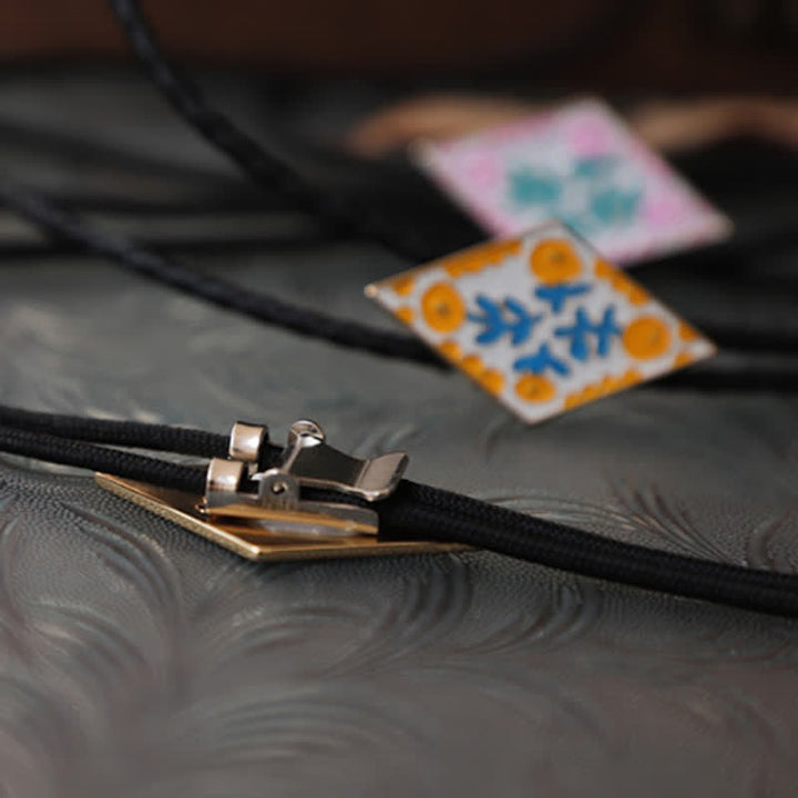 Bunte kleine Blume Retro Rhombus Bolo Krawatte