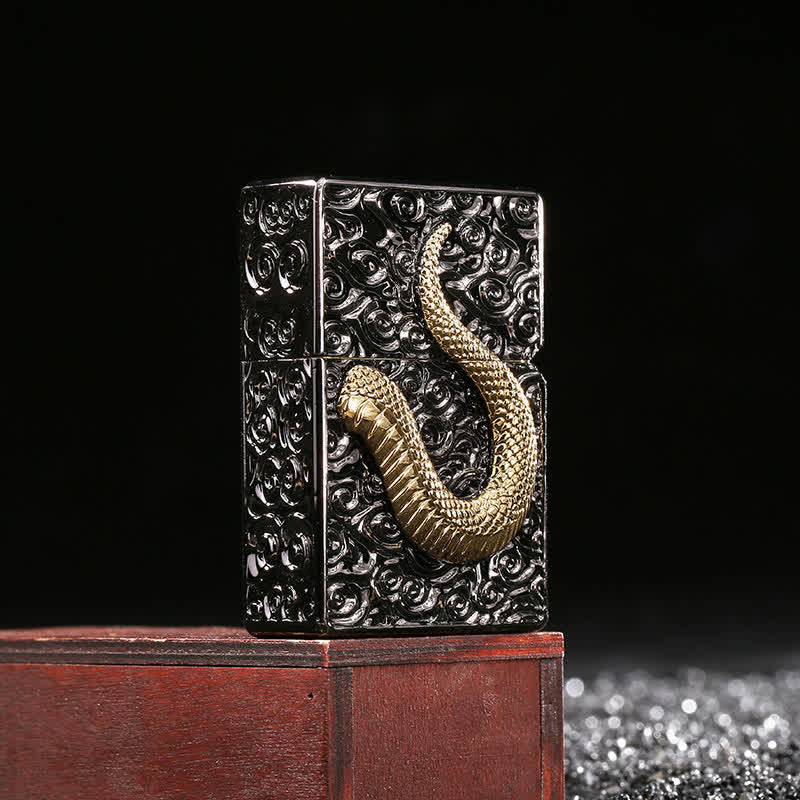 Nachfüllbares Petroleumfeuerzeug mit Schlangenkobra in Schwarz und Gold - image 4