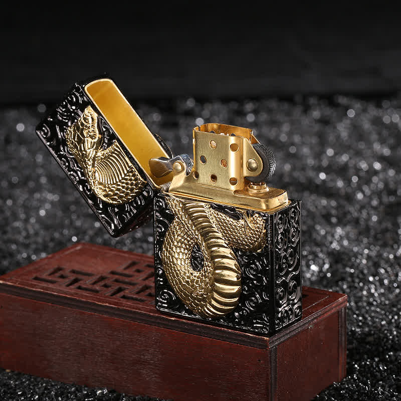 Nachfüllbares Petroleumfeuerzeug mit Schlangenkobra in Schwarz und Gold - image 2