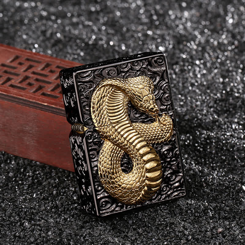 Nachfüllbares Petroleumfeuerzeug mit Schlangenkobra in Schwarz und Gold - Schwarz & Gold - image 1