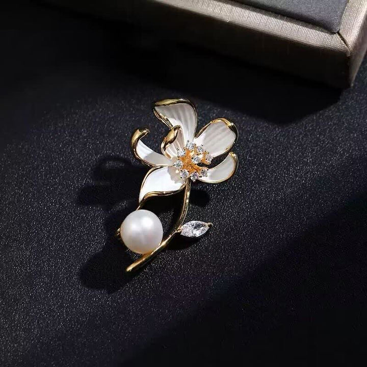 Damen klassische Lotusblume Faux Perlen Brosche