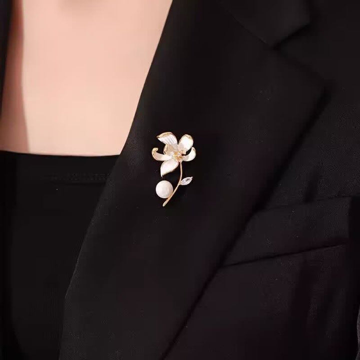 Damen klassische Lotusblume Faux Perlen Brosche