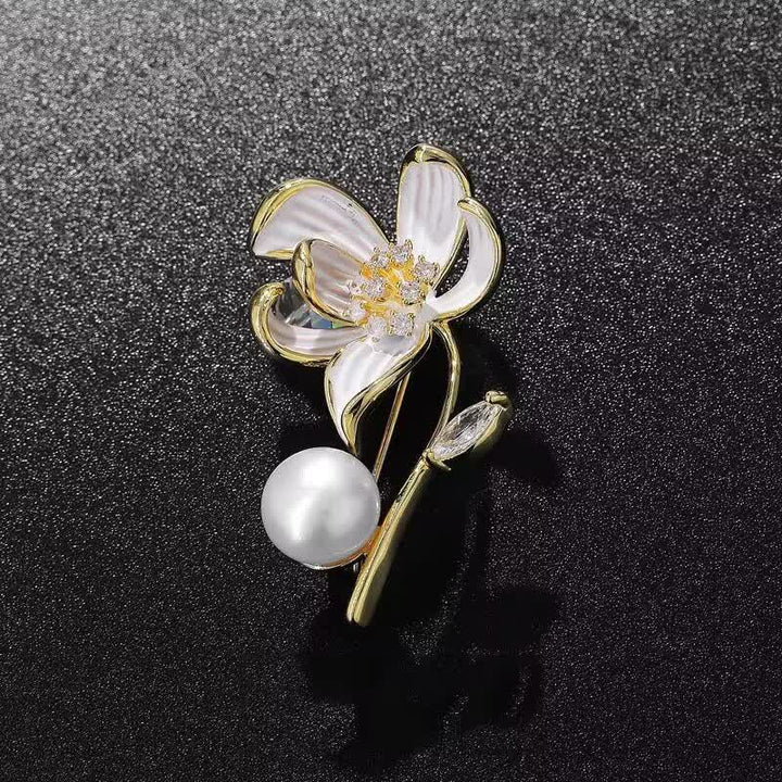 Damen klassische Lotusblume Faux Perlen Brosche