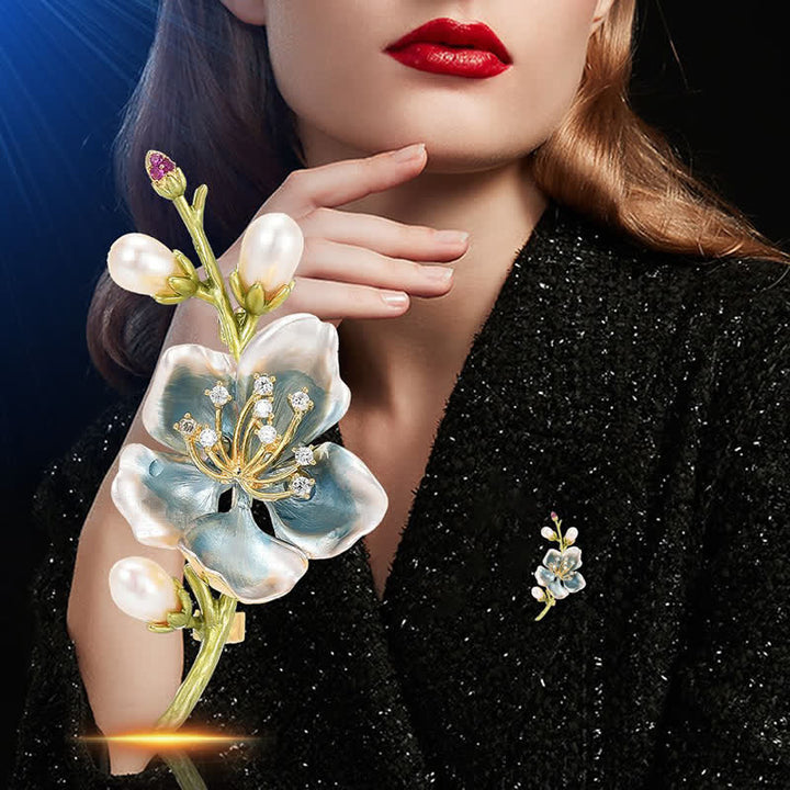 Brosche aus blauer Emaille mit Magnolienblume und unechter Perle für Damen