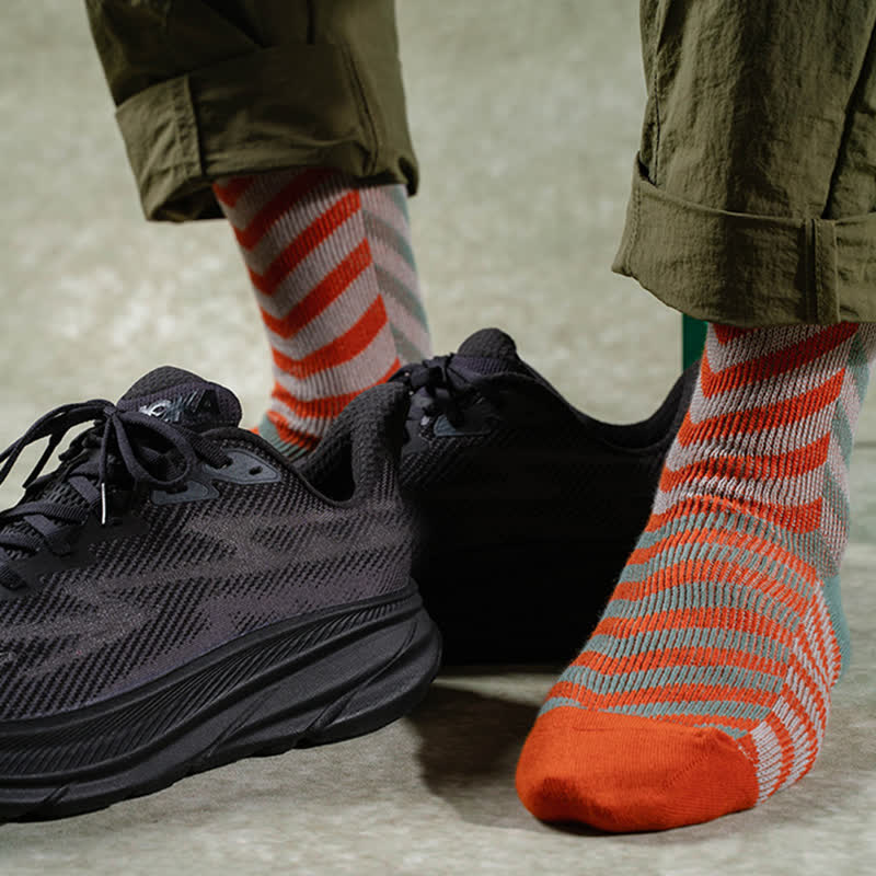 Klassische Crew-Socken aus Baumwolle mit Farbblock-Pfeilstreifen - image 7