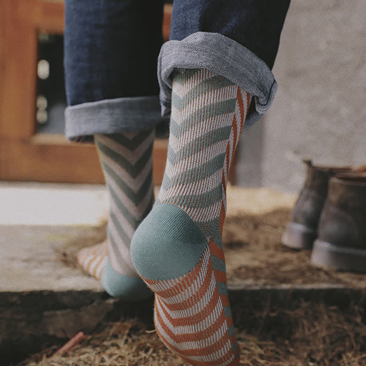 Klassische Crew-Socken aus Baumwolle mit Farbblock-Pfeilstreifen - image 4