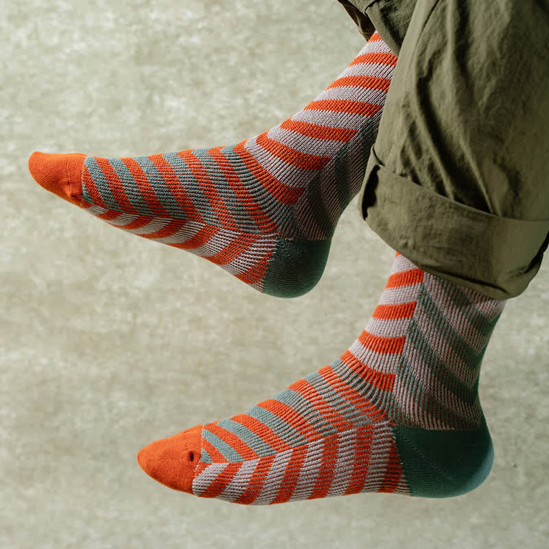Klassische Crew-Socken aus Baumwolle mit Farbblock-Pfeilstreifen - image 0