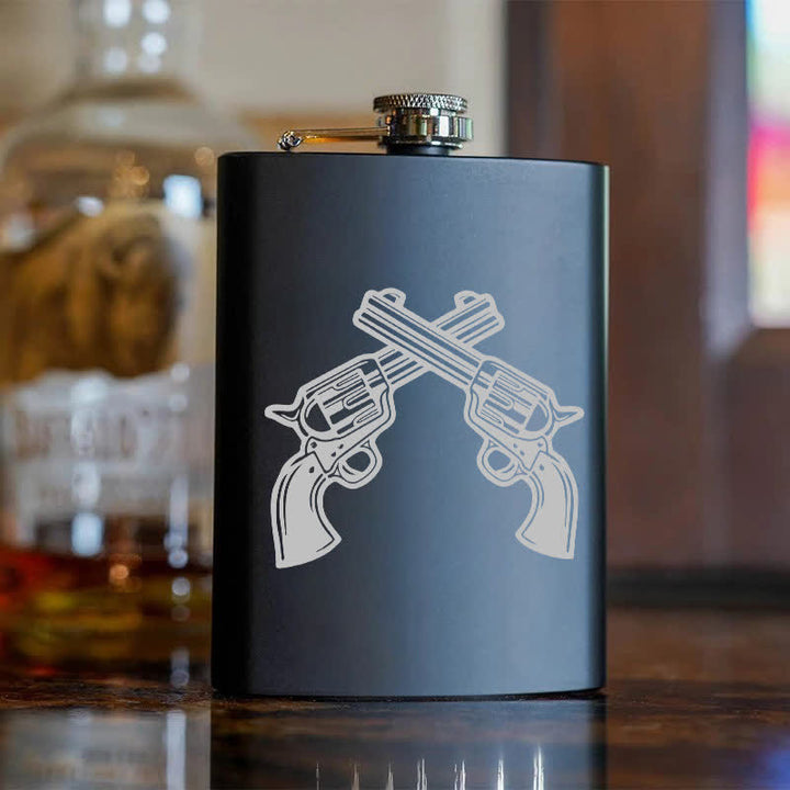 3-8 oz Tragbarer Flachmann aus Edelstahl mit gekreuzten Pistolen und Lasermuster - image 6