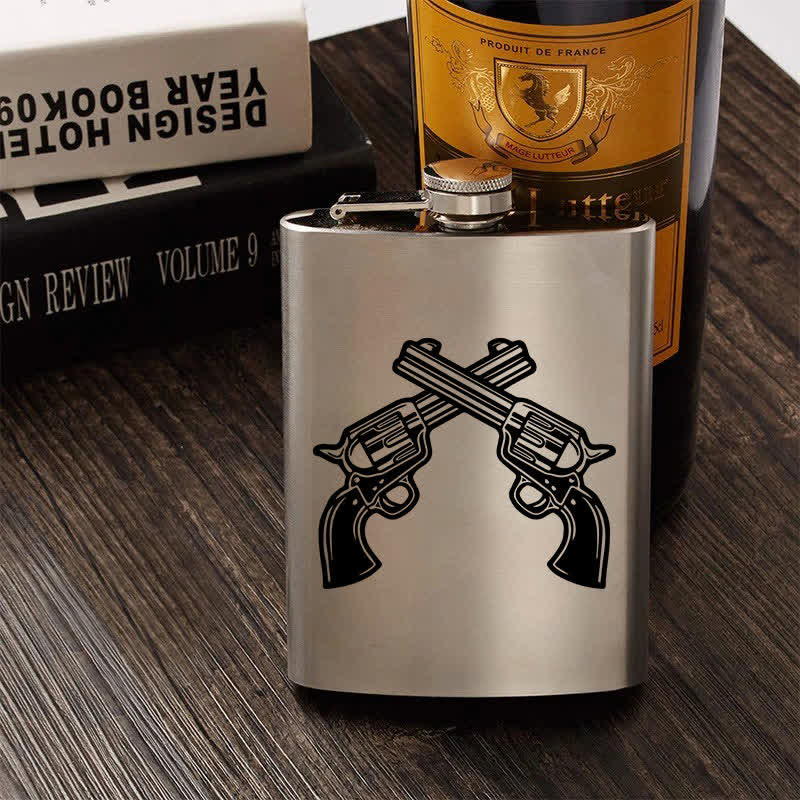 3-8 oz Tragbarer Flachmann aus Edelstahl mit gekreuzten Pistolen und Lasermuster - image 0