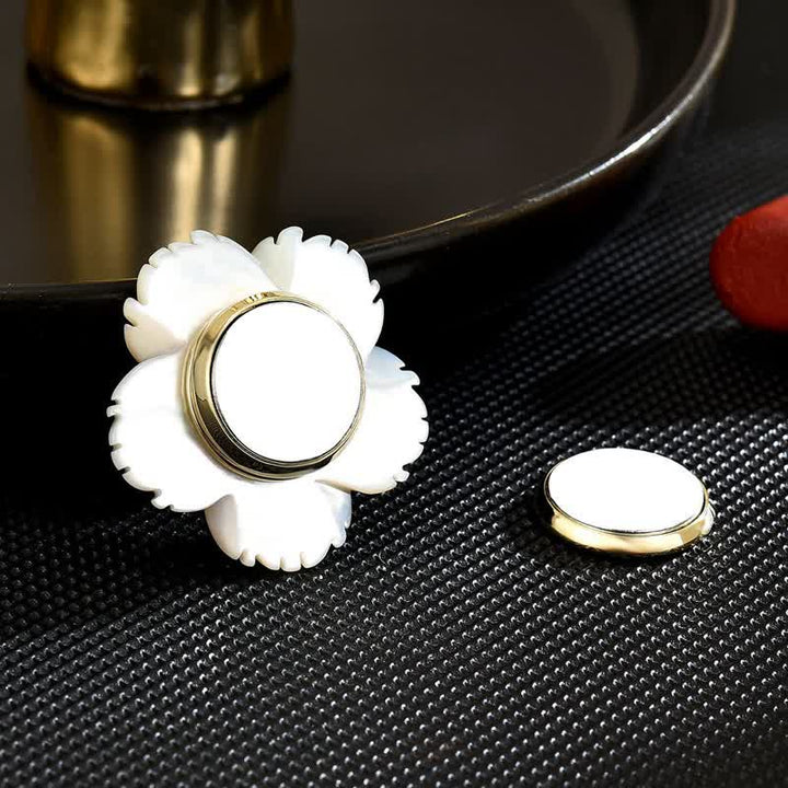 Damen-Brosche mit natürlicher Muschelblume und rotem Achat
