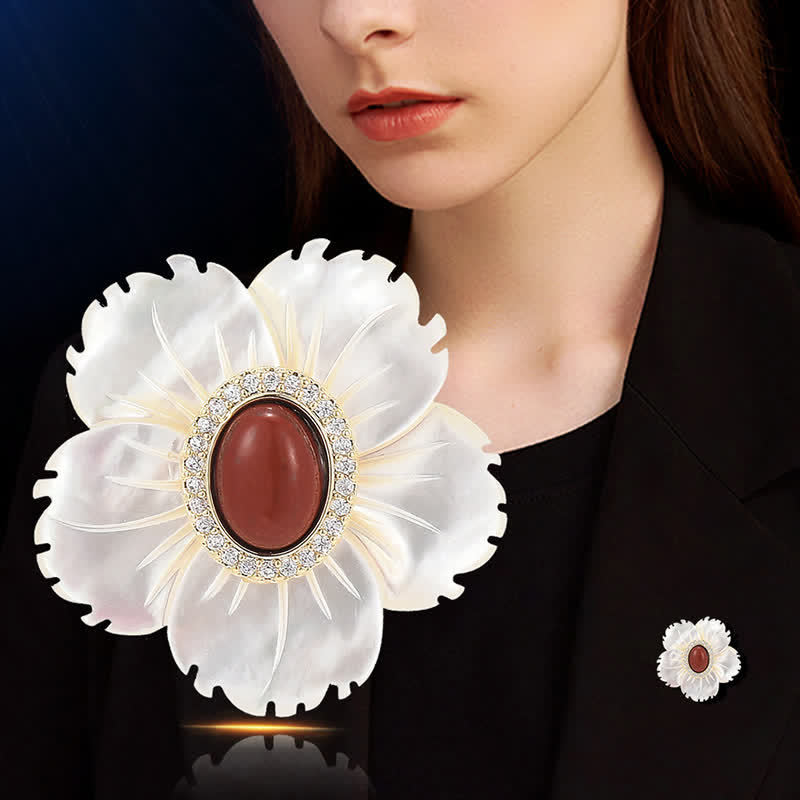 Damen-Brosche mit natürlicher Muschelblume und rotem Achat