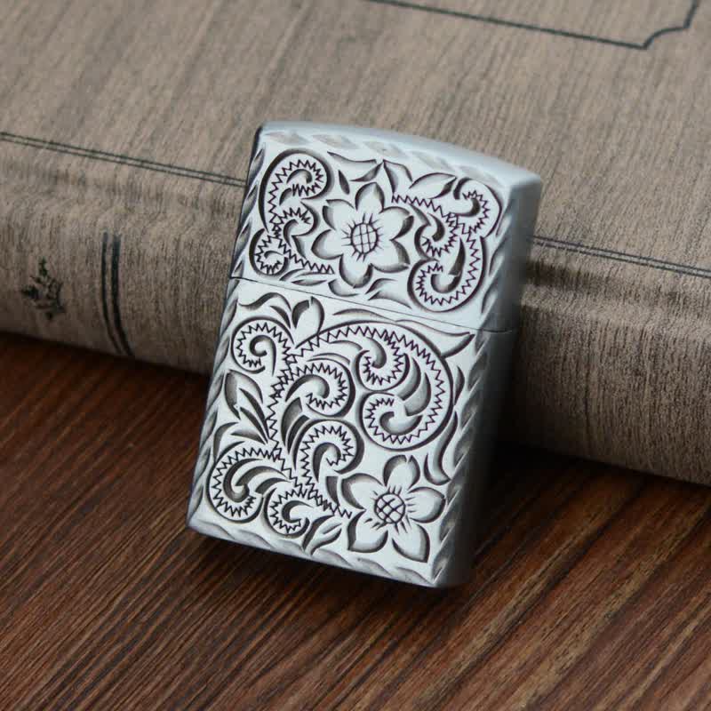 Nachfüllbares Butanfeuerzeug mit elegantem Blumenrelief-Design