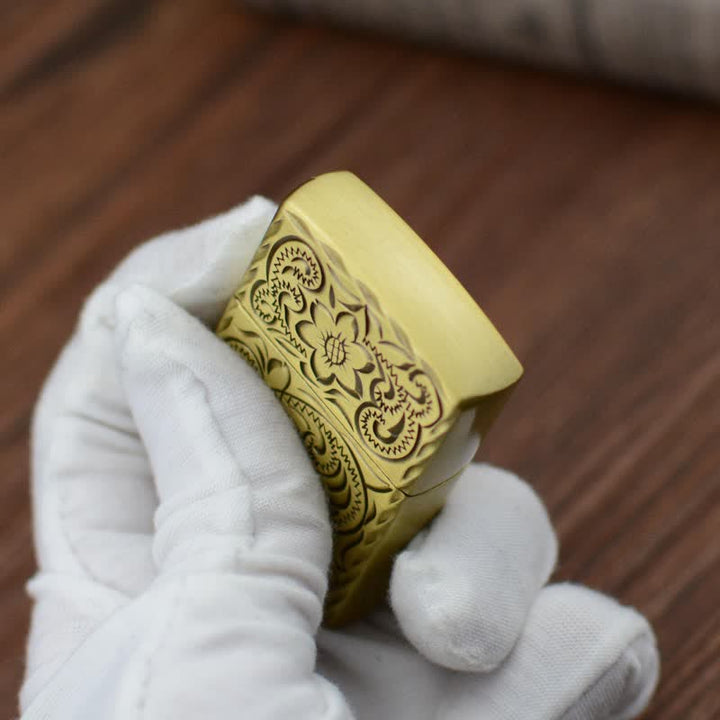 Nachfüllbares Butanfeuerzeug mit elegantem Blumenrelief-Design