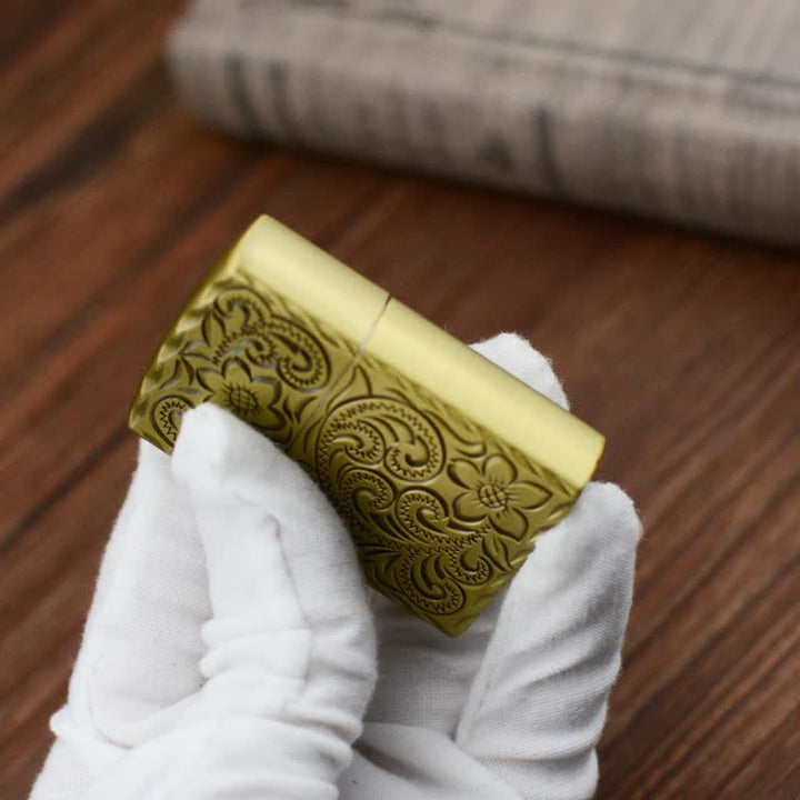 Nachfüllbares Butanfeuerzeug mit elegantem Blumenrelief-Design
