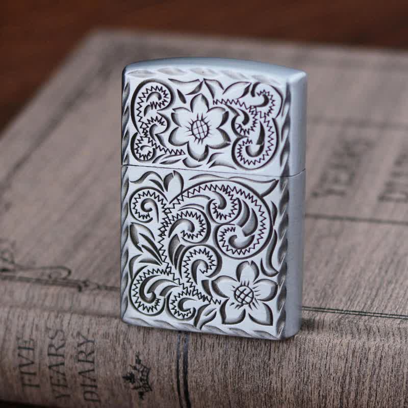 Nachfüllbares Butanfeuerzeug mit elegantem Blumenrelief-Design