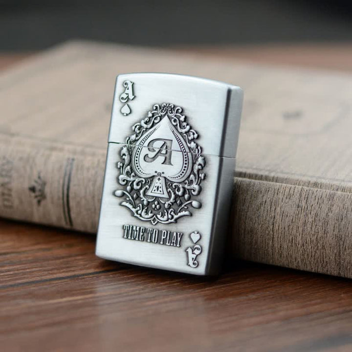 Nachfüllbares Butanfeuerzeug mit Lucky ACE Poker-Relief-Design