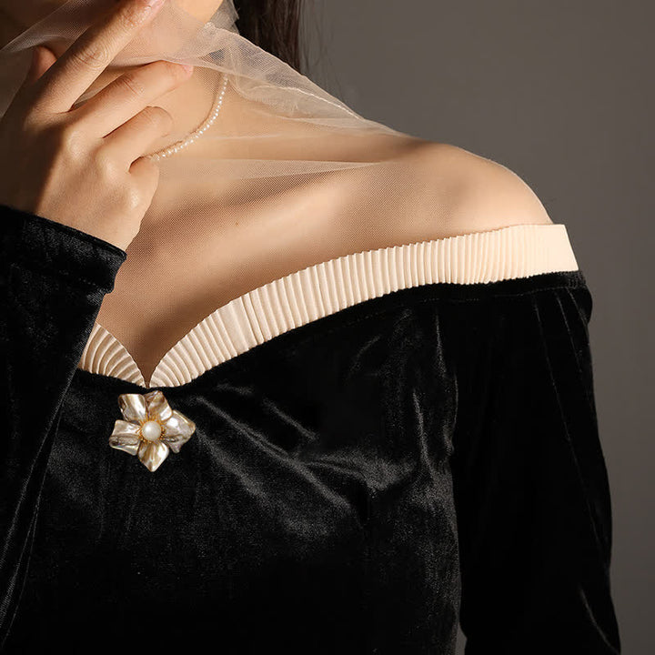Asymmetrische Blumenbrosche mit Barockperlen für Damen
