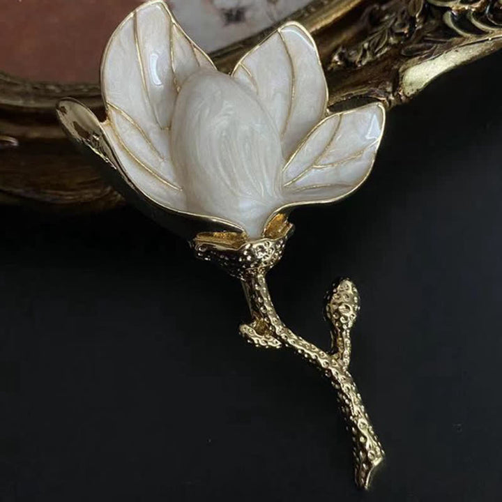 Übertriebener weißer Magnolienbrosche im Hofstil für Damen