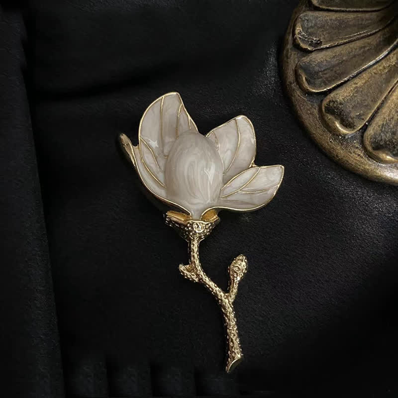 Übertriebener weißer Magnolienbrosche im Hofstil für Damen