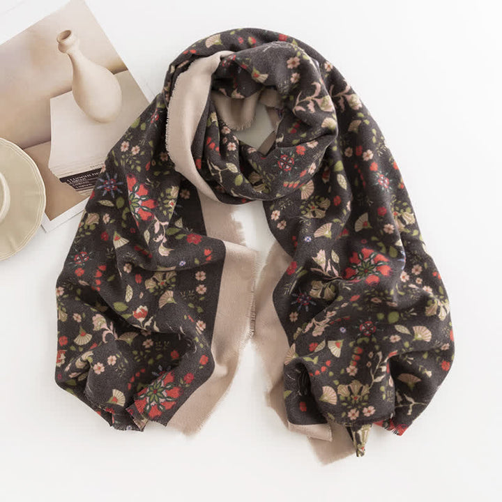 Eleganter Damenschal mit Blumenmuster und Kontrastrand