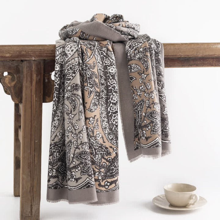 Damenschal im Vintage-Nationalstil mit grauem Aufdruck
