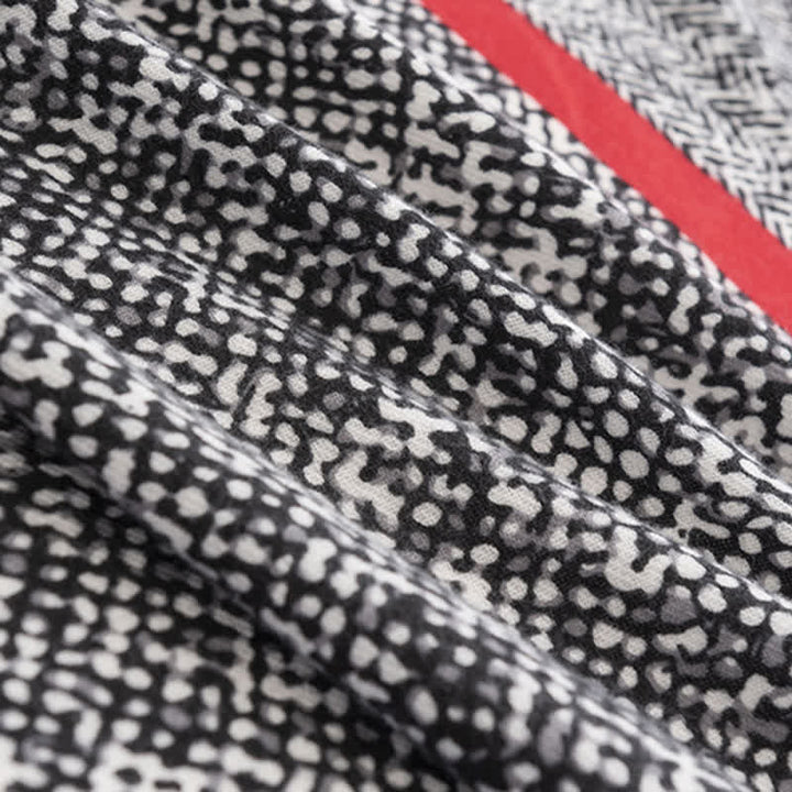 Schwarzer Damenschal mit Schlangenhautmuster und roter Linie