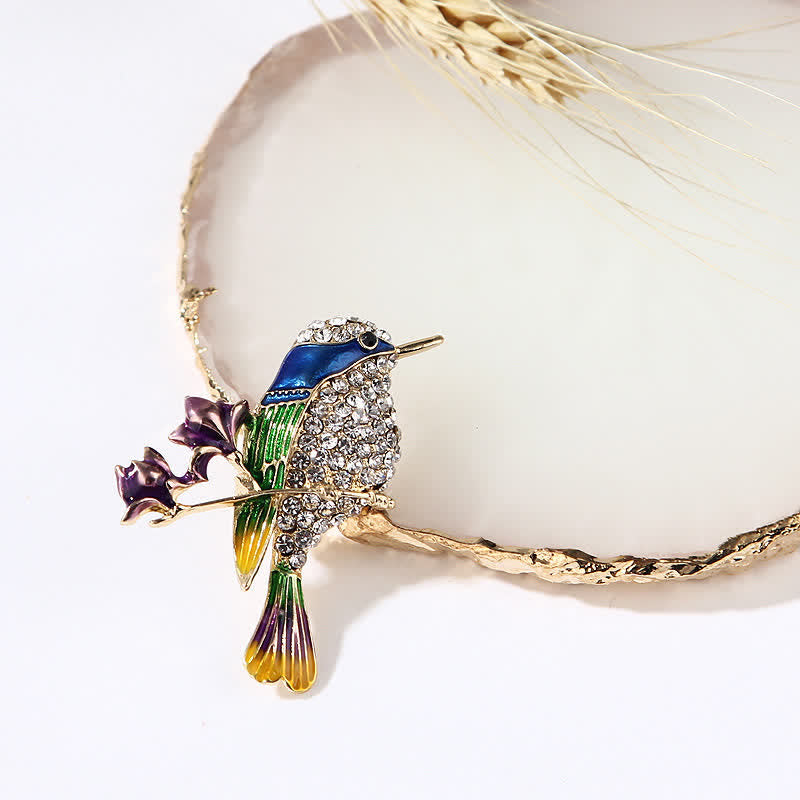 Damen-Brosche mit Emaille-Motiv „Elster“ und Rosenvogel und Strasssteinen