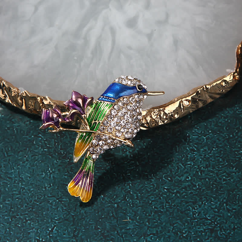 Damen-Brosche mit Emaille-Motiv „Elster“ und Rosenvogel und Strasssteinen