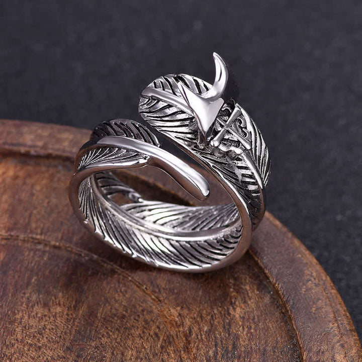 Verstellbarer Ring mit Federkreuz und versteckter Klinge