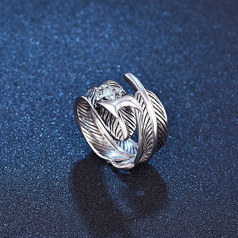 Verstellbarer Ring mit Federkreuz und versteckter Klinge