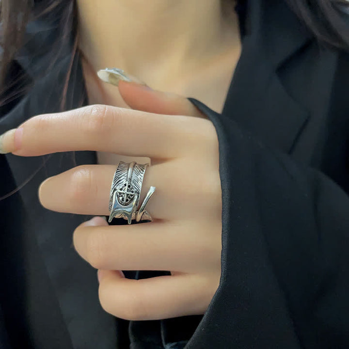 Verstellbarer Ring mit Federkreuz und versteckter Klinge
