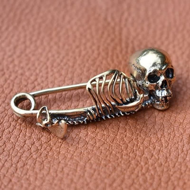 Dunkle Eleganz Mystische Totenkopfbrosche