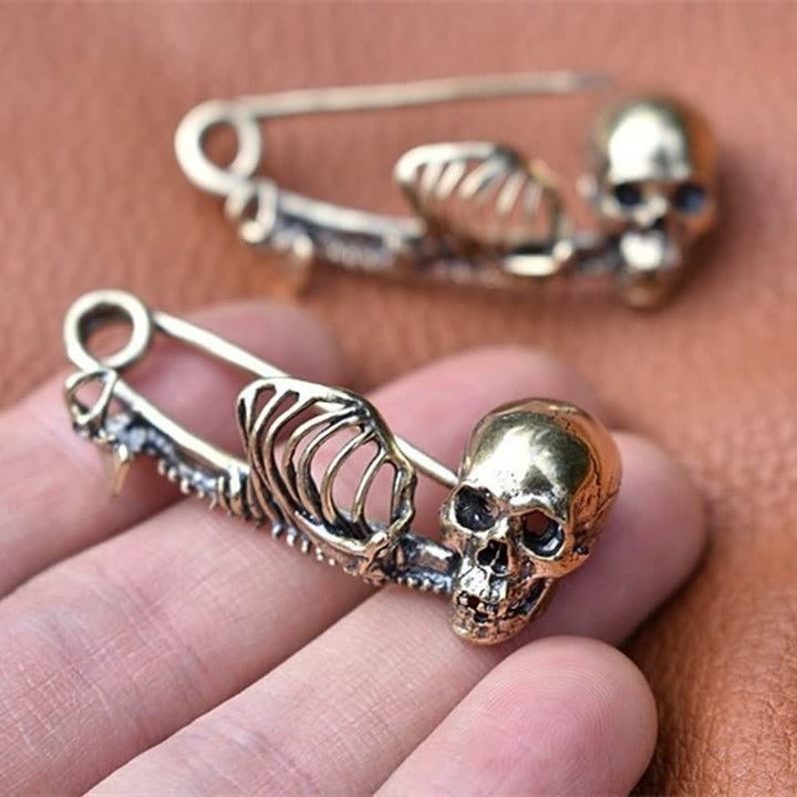 Dunkle Eleganz Mystische Totenkopfbrosche