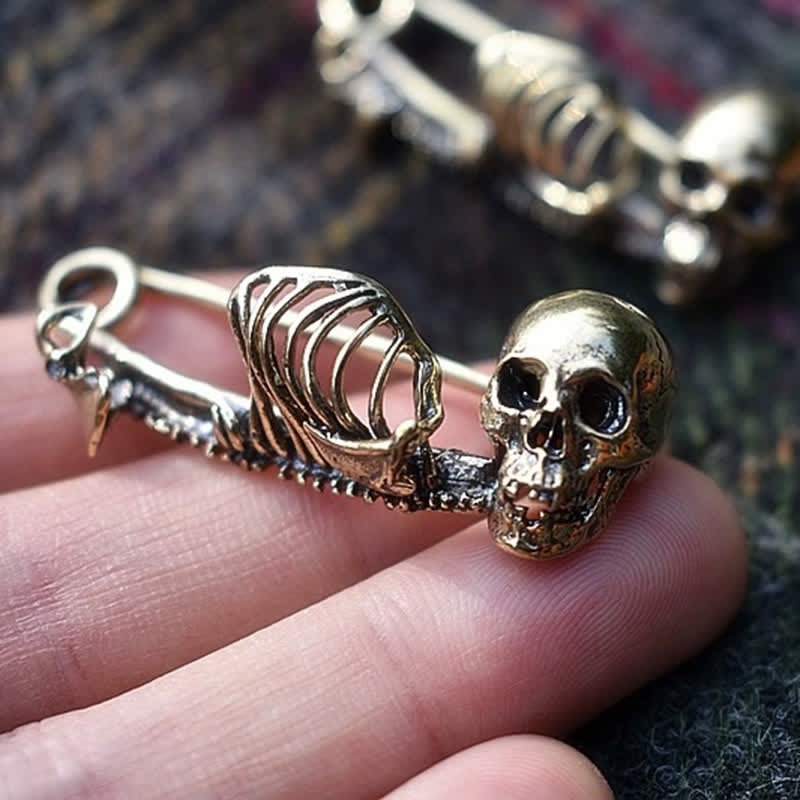 Dunkle Eleganz Mystische Totenkopfbrosche
