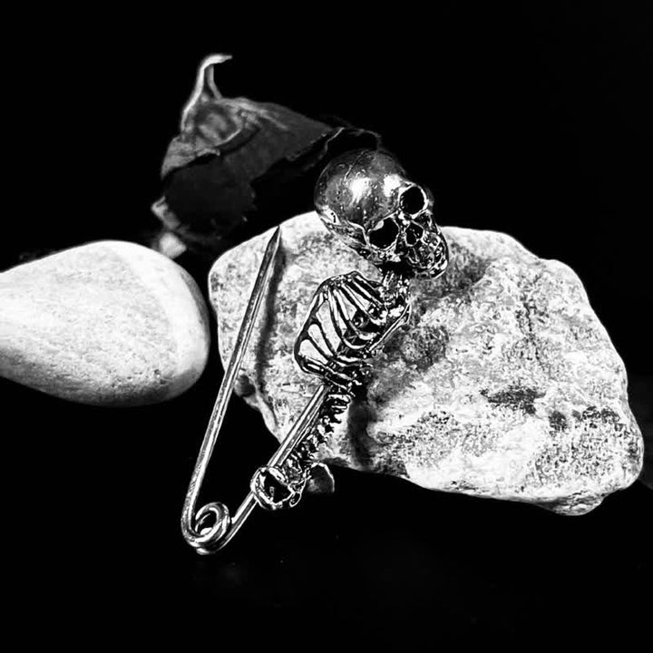 Dunkle Eleganz Mystische Totenkopfbrosche