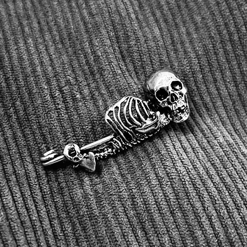Dunkle Eleganz Mystische Totenkopfbrosche