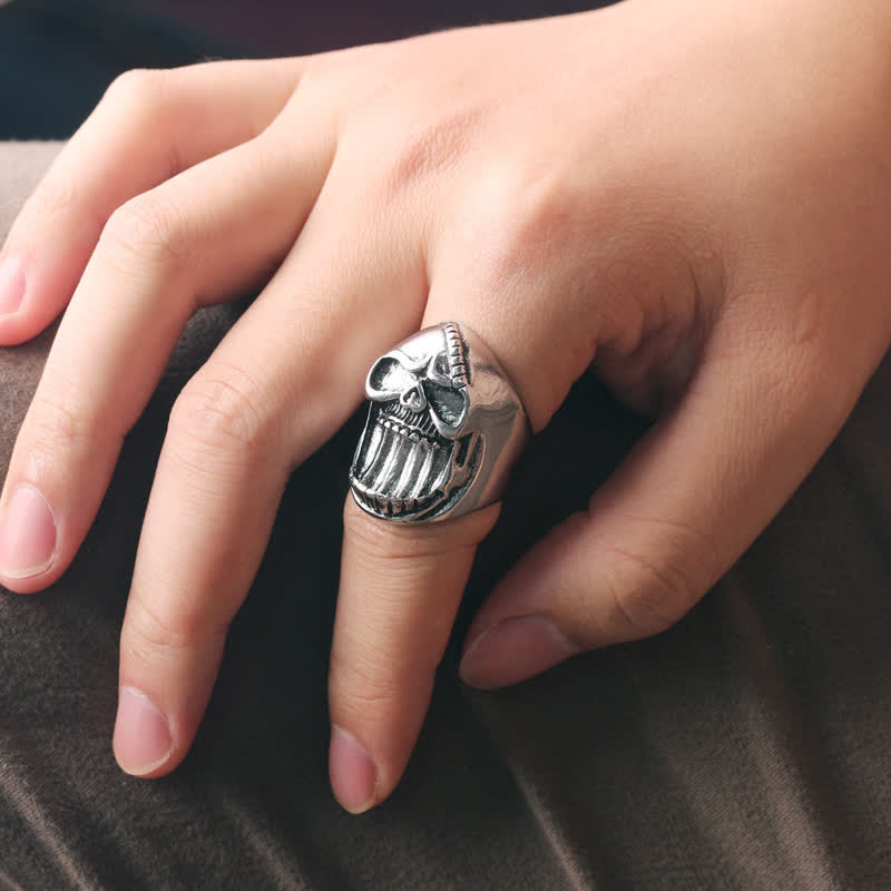 Flaschenöffnerring mit Gothic-Motiv „Lachender Totenkopf“