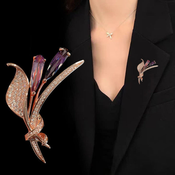 Damen-Brosche mit zarter Blumenform „Lila Lilie“