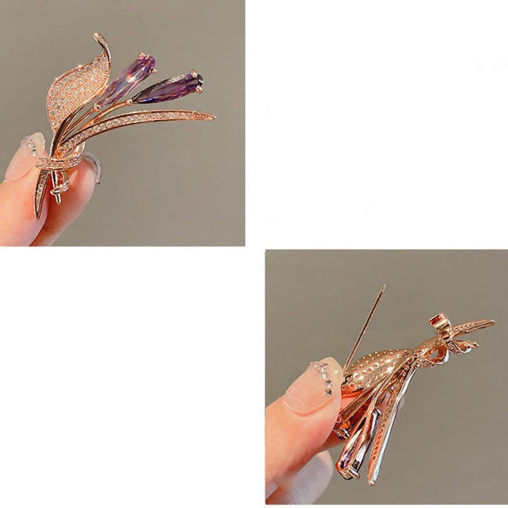 Damen-Brosche mit zarter Blumenform „Lila Lilie“