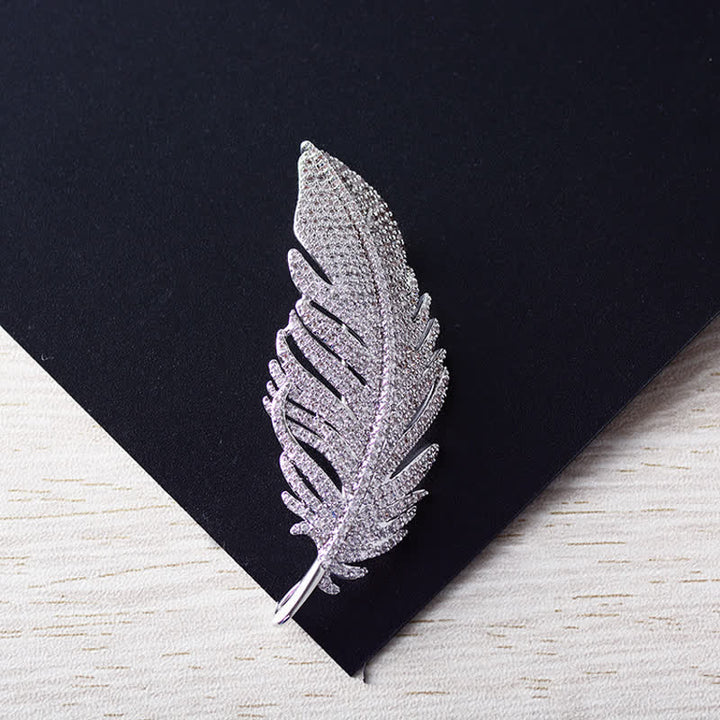 Minimalistische silberne Zirkon-Federbrosche für Damen