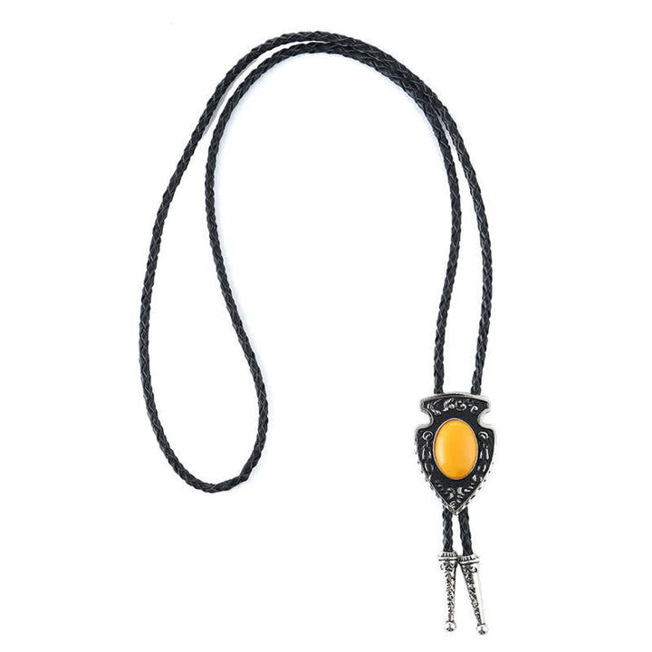 Bolotie mit Anhänger aus Kunststein im Tribal-Stil mit Pfeilen