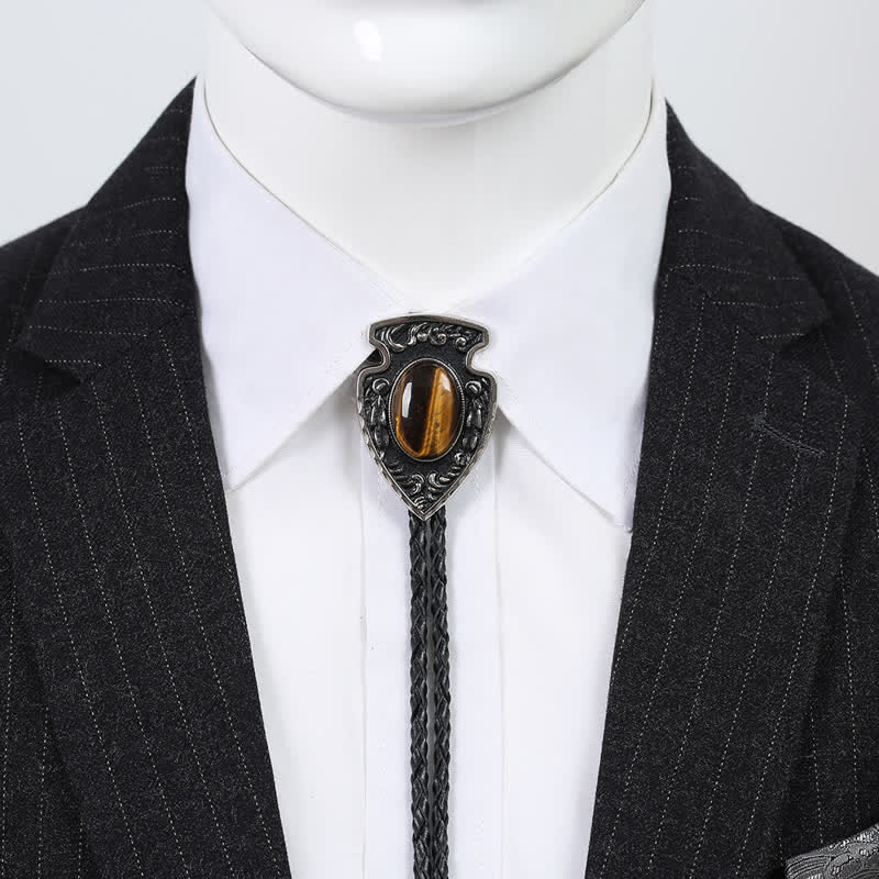 Bolotie mit Anhänger aus Kunststein im Tribal-Stil mit Pfeilen