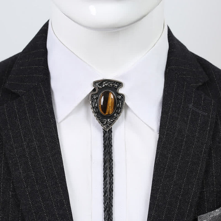 Bolotie mit Anhänger aus Kunststein im Tribal-Stil mit Pfeilen