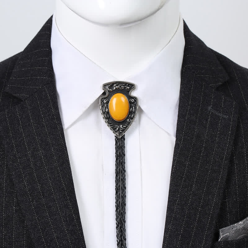 Bolotie mit Anhänger aus Kunststein im Tribal-Stil mit Pfeilen
